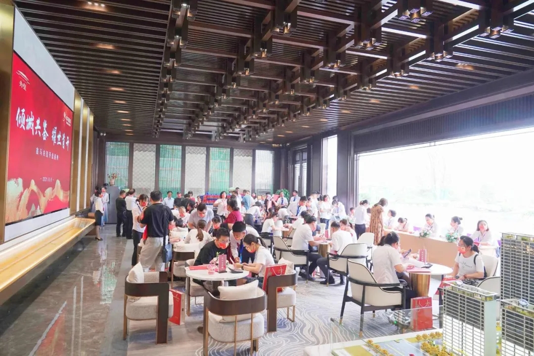 倾城共鉴 耀世首开！鑫马央玺盛大开盘，人潮汹涌，再现热销传奇........(图4)